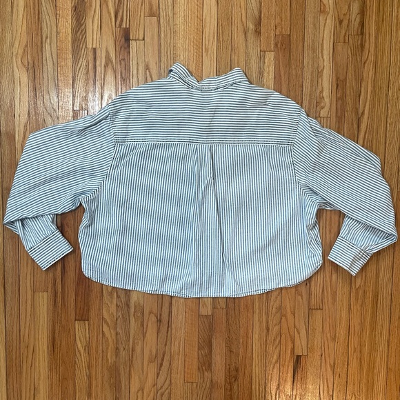 GAP Cropped Stripe Button-Down - Picture 7 of 10